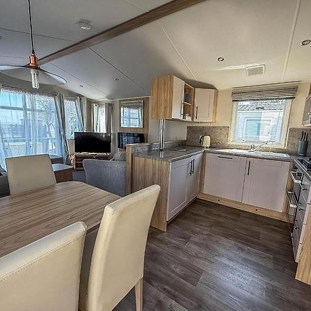 Beautiful 6 Berth Caravan, Nearby Beach In Suffolk Ref 68016Bs Lowestoft Exterior foto